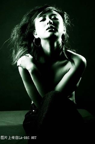 红楼“宝钗”选手被指滥交 男友公开亲密照(图)