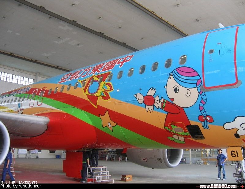 给小朋友的儿童节礼物：东航新涂装红领巾梦想号！