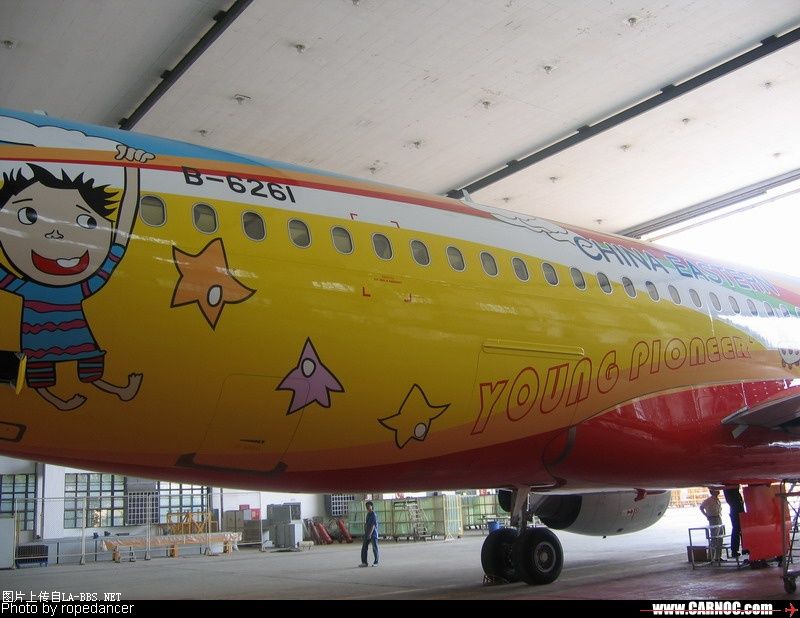 给小朋友的儿童节礼物：东航新涂装红领巾梦想号！