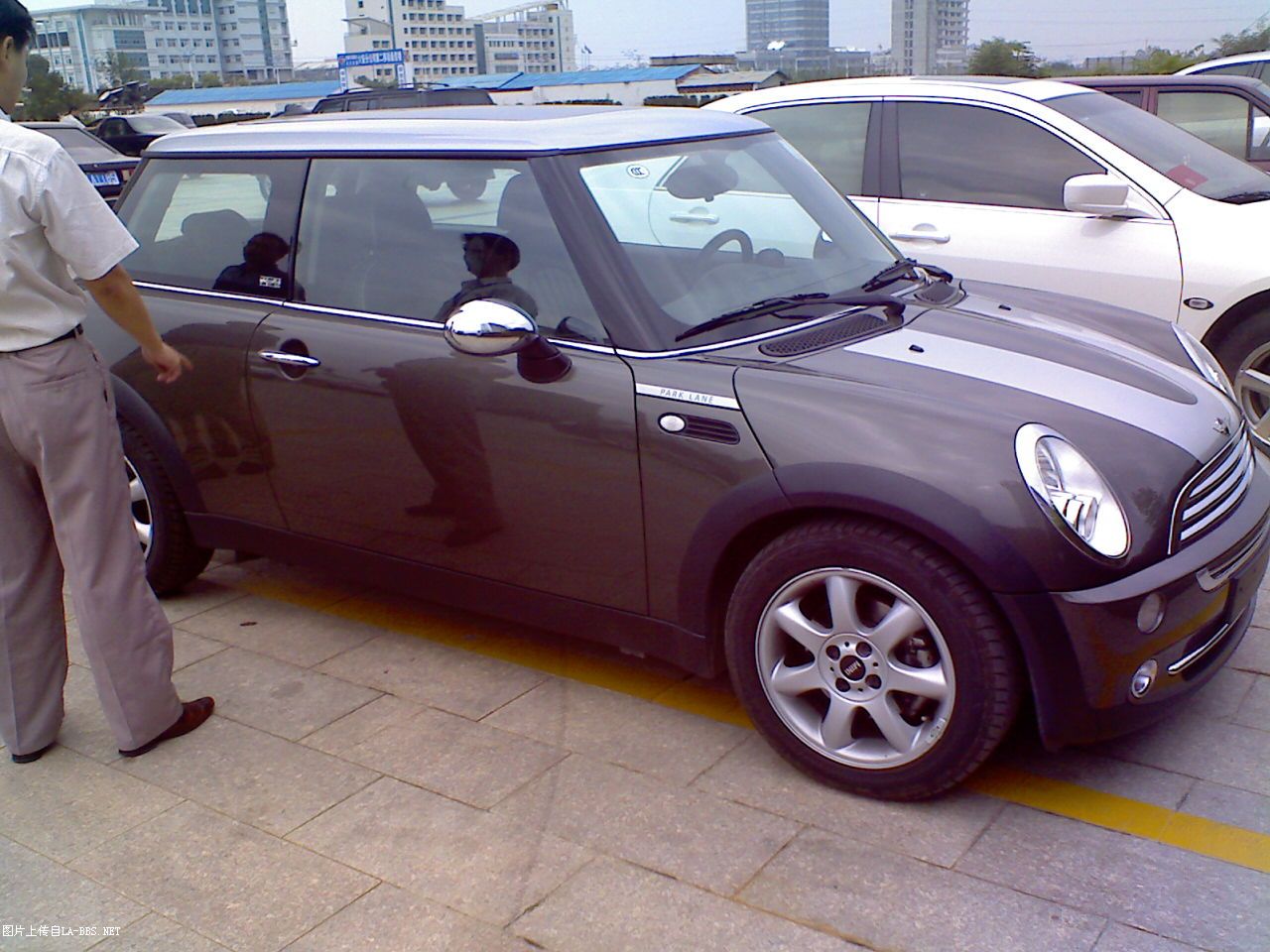 [贴图]今天上班在单位门口偷拍到的~~