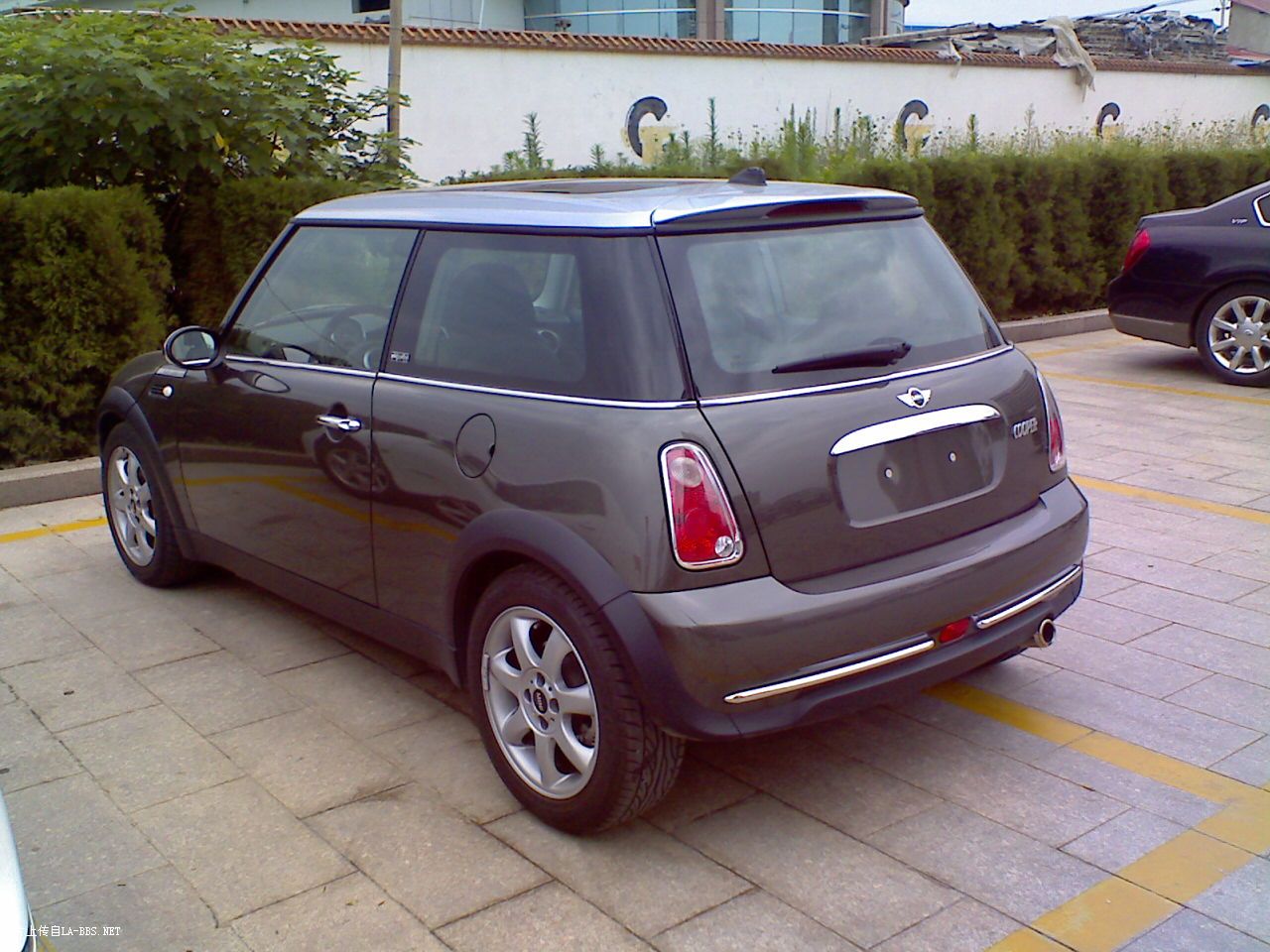 [贴图]今天上班在单位门口偷拍到的~~