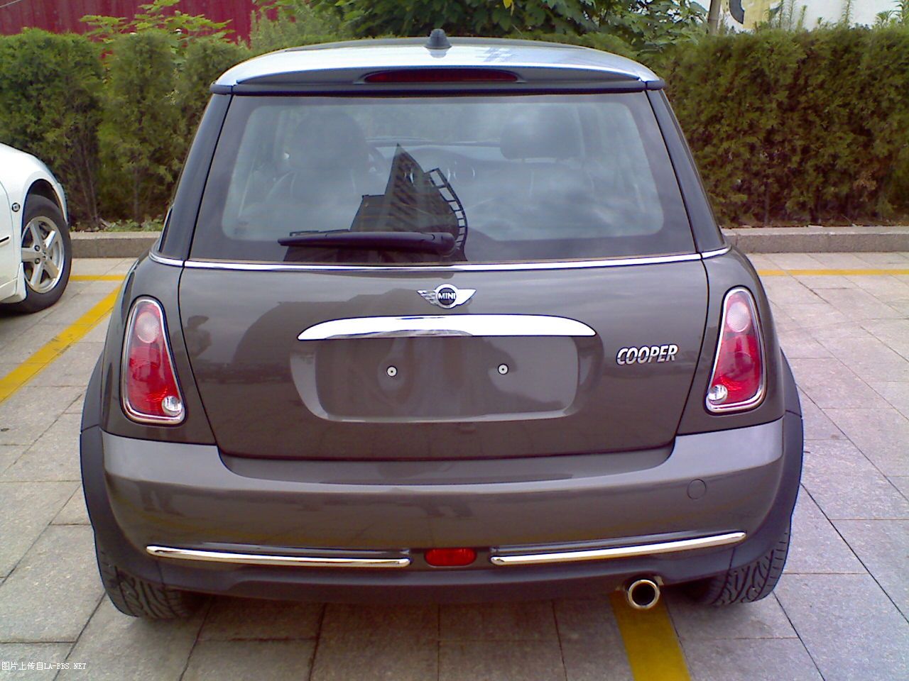 [贴图]今天上班在单位门口偷拍到的~~