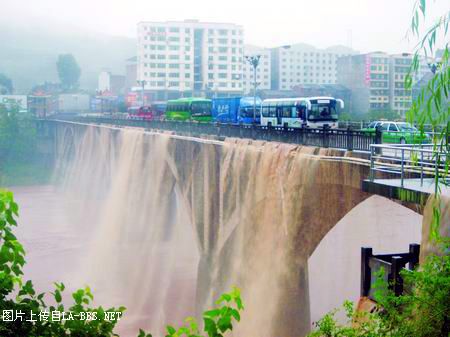 四川大雨大桥变“瀑布”(罕见图)