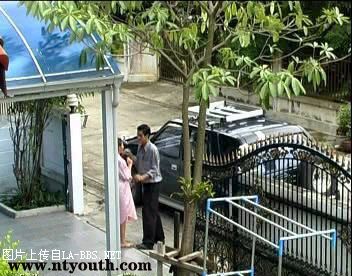 [贴图]美女发现被偷拍时就应该这样！！