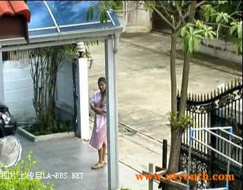 [贴图]美女发现被偷拍时就应该这样！！