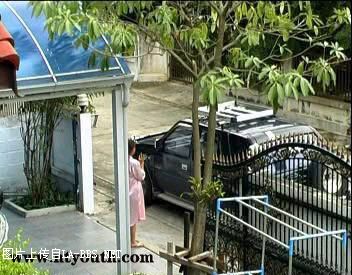 [贴图]美女发现被偷拍时就应该这样！！