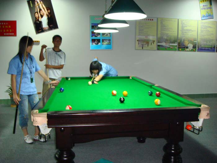 看我這個球能不能撞進啊..