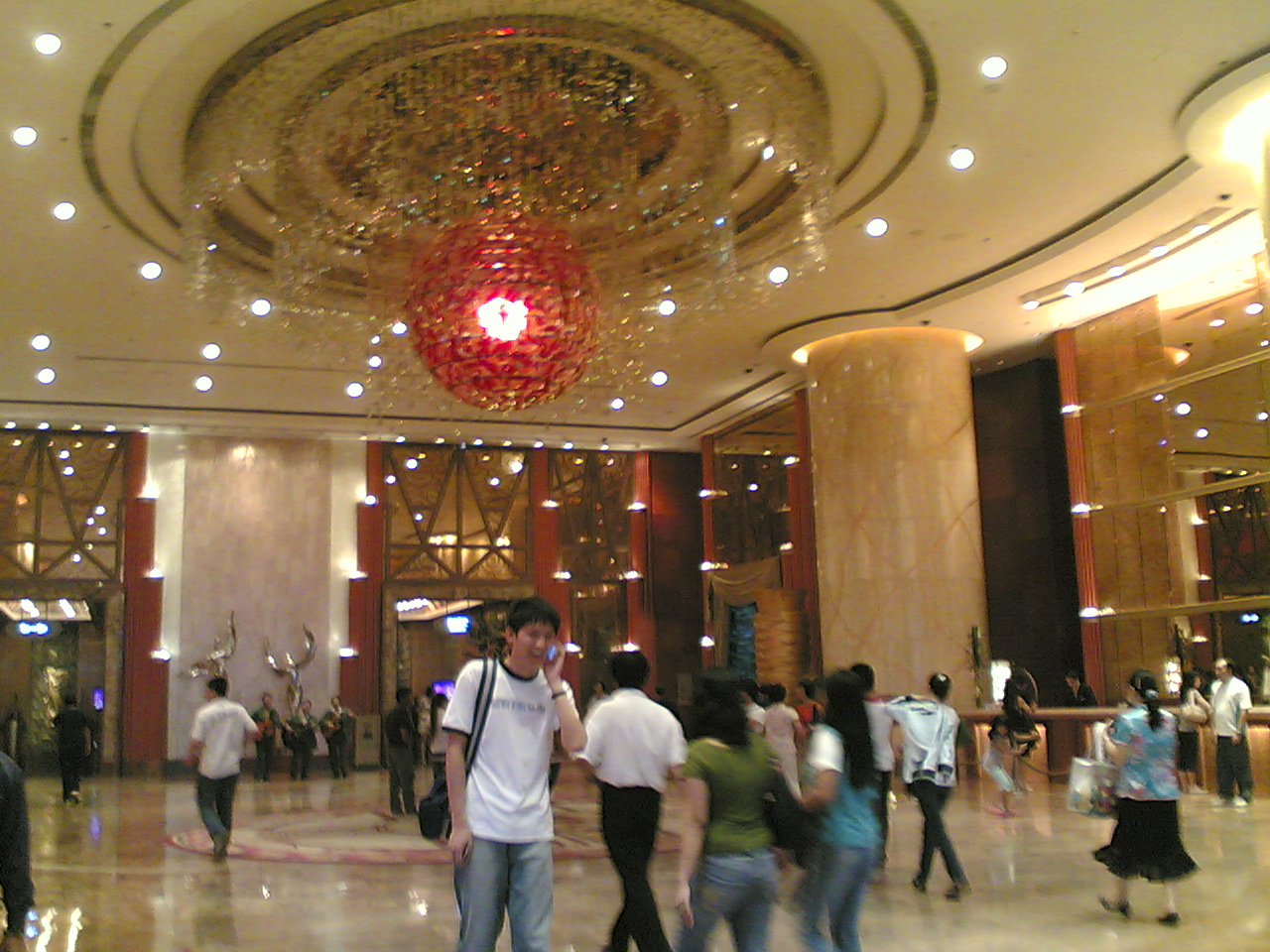 澳门赌场滴大厅  不准拍照滴..