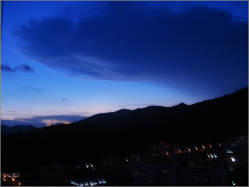 出前发一天晚上出现了月食现象