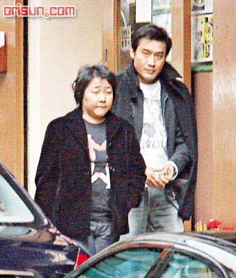 　　梁家辉夫妇，他们的爱情可以说是曲折不断。