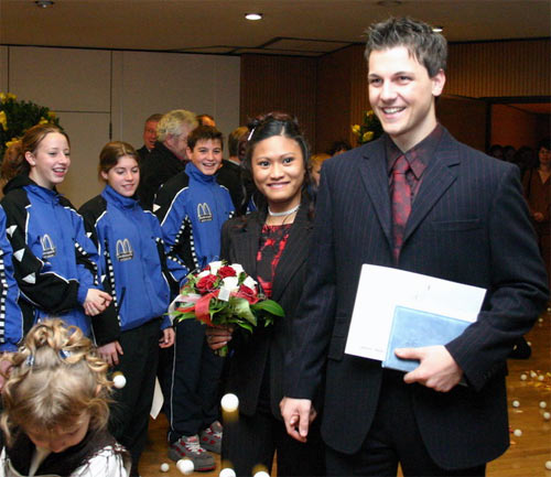 　　乒乓球冠军波尔和老婆，对你的胃部实在是个挑战。