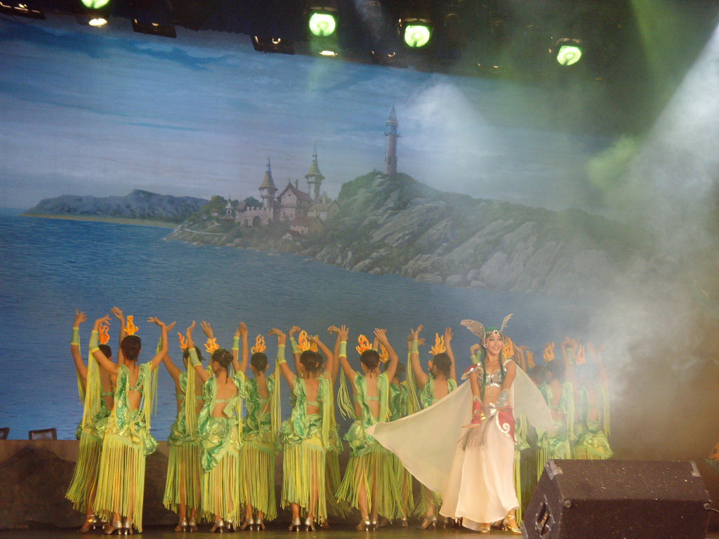 表演，为何现在的表演都穿衣很少，越露越好。