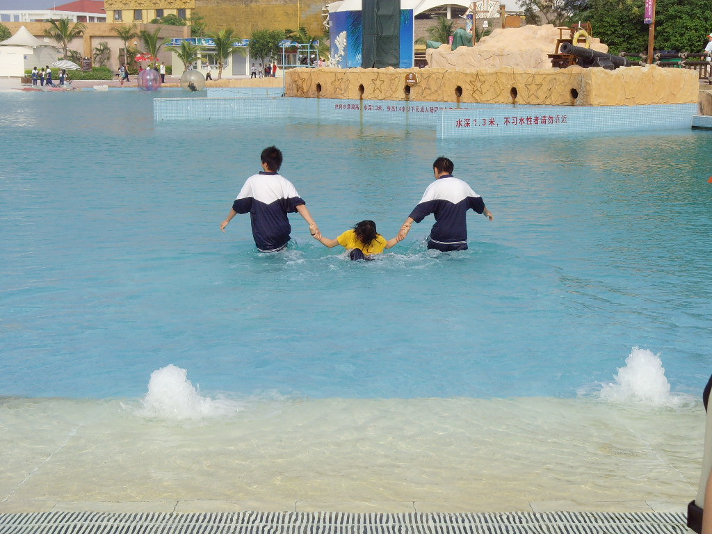 现在的年青人，两学生将一女生强行拉入水池，不知意欲何为？唉，年青人啊......