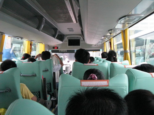 上车了，本想拍个前脸的，可导游说就走了，后面有拍，再补上