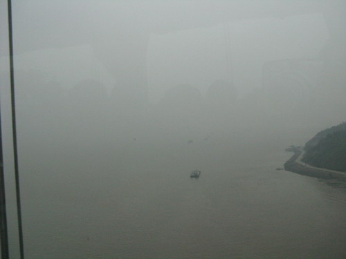 经过虎门大桥，水面上的小船让我觉得自己很渺小。