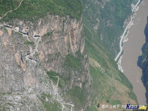 左边是上山的路，下面是大渡河。大渡河看起来像一个水沟，可以想象山多么高了。