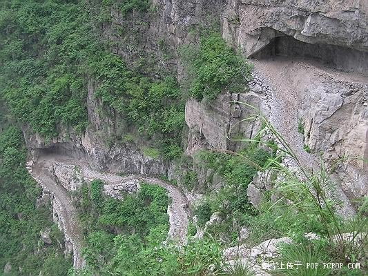 这是上山的路。