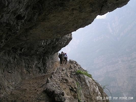 旁边就是万丈悬崖，下面是深深的大渡河峡谷。
