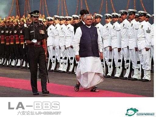 印度 士兵脚边的应该是枪吧？可是怎么看怎么象阿甘小时候腿上的矫正器，不会都是O形腿吧？汗....