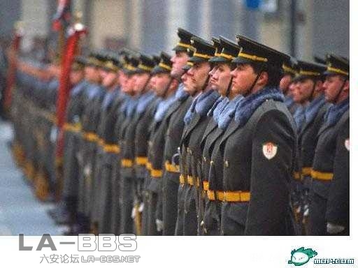 捷克  一看就是人口少啊，找百八十个个头一样的都找不出来哦。  还找个没脖子的来充数......