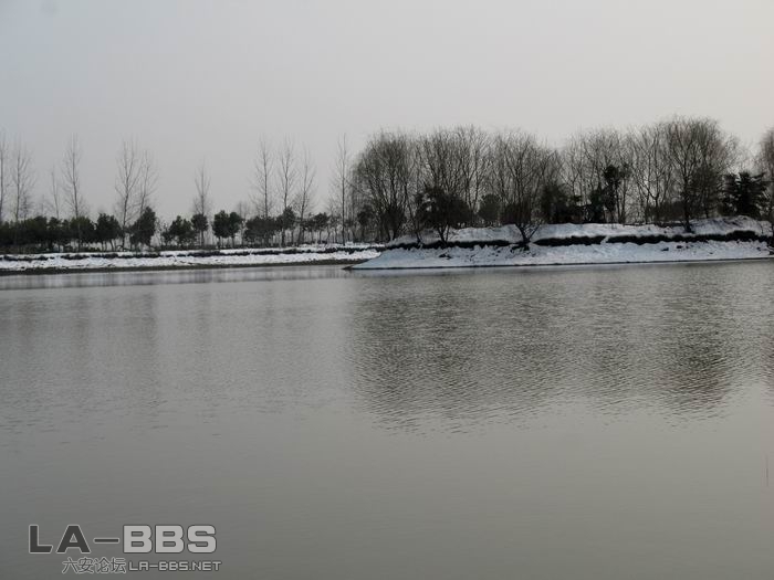 对面的冰雪还没有完全化去