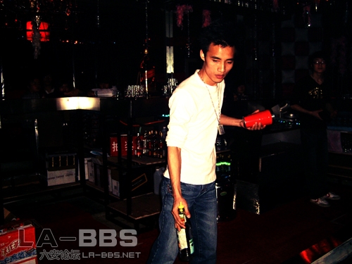 再送一个调酒师