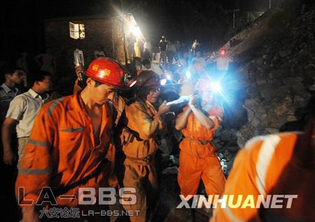 一名被困人员获救后被救援队员抬离矿井口（8月13日摄）。