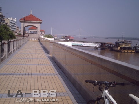 安庆长江大桥远景，因为自行车不让上，所以只好坐船了。