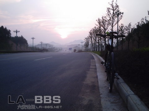 朝阳在两座山之间冉冉升起，很漂亮。