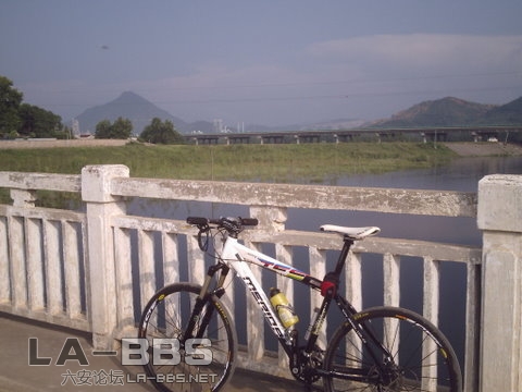 觉得对面的山很张的很有意思，就拍了下来。