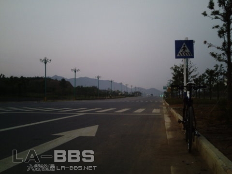 早上5点多，天蒙蒙亮就出发了。