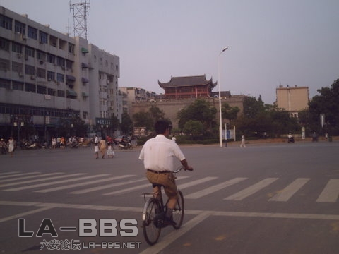 池州市的第一张相片，晚上在池州住了一晚，就离这个城门不远的地方。