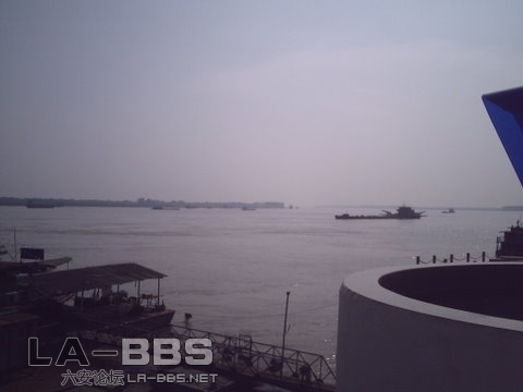 长江上的船只。