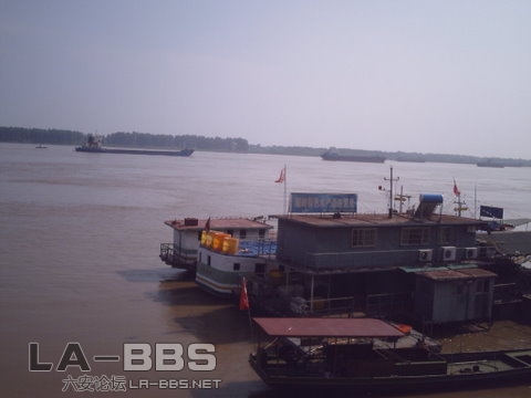 渡口边拍的，我将要坐的船，对岸就是池州。