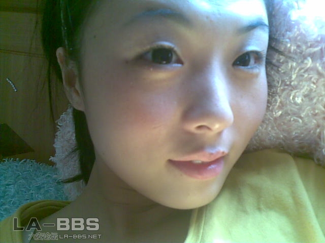 离好近...脸好大...