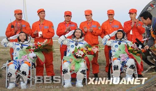 神七乘组人员出舱，向祖国和人民敬礼！