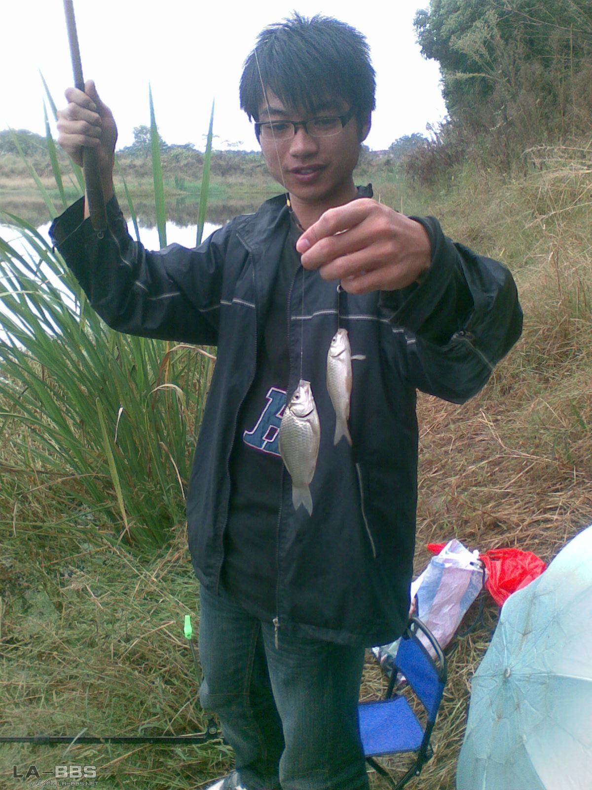 先隆重介绍一下我的同学，新“中毒”同志，他第一次中了个双尾，搞个特写