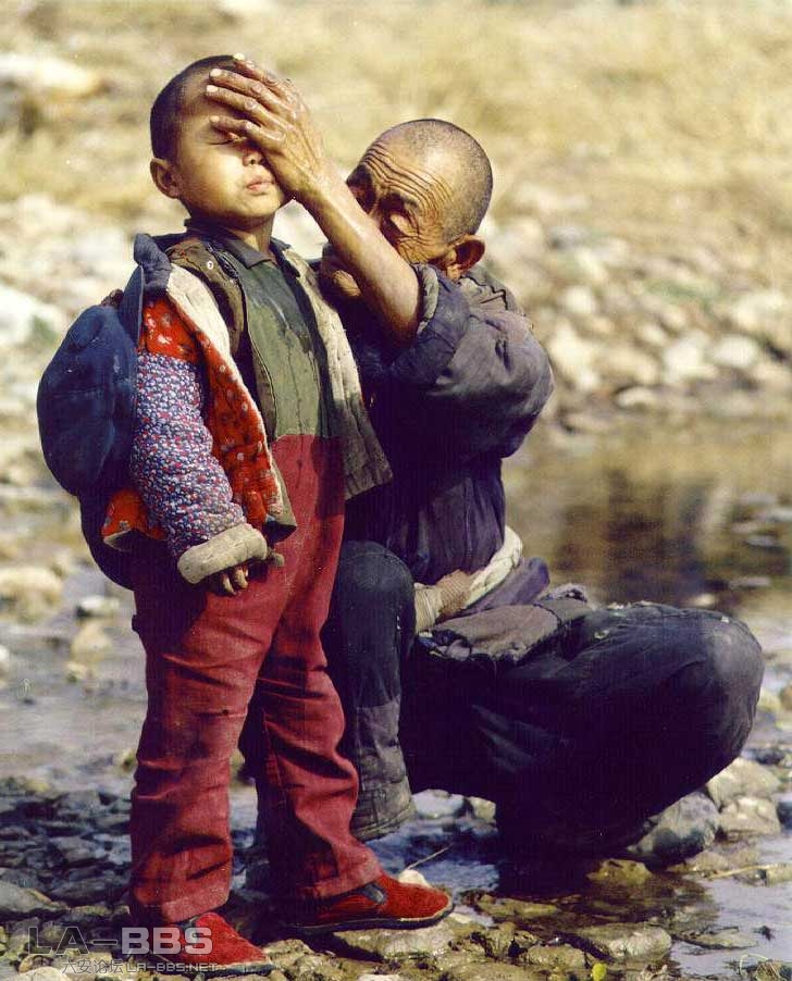 这就是生活在贫困山区的父子.jpg