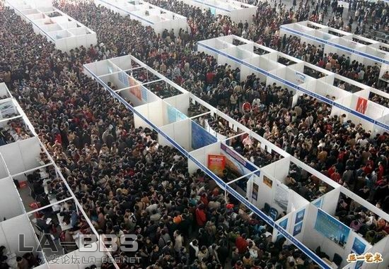 上海市某个招聘会的现场。黑压压的人海，说明了什么…….jpg