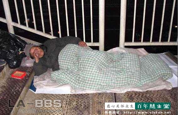 除夕之夜，睡在深圳街头的老人.jpg