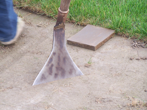 这就是铲草坪的工具。