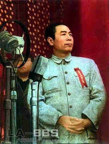 1949年10月1日开国大典，周恩来在天安门城楼上