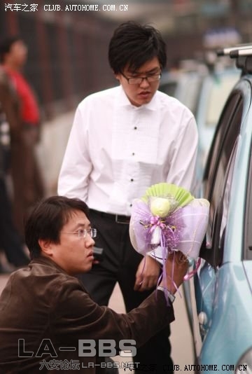 新郎帮着装饰他的头车，一丝不苟啊！.jpg