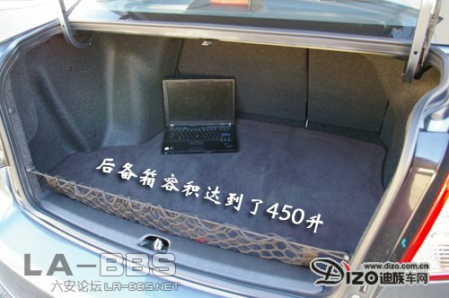 09款天语SX4后备箱容积达到了450升.jpg