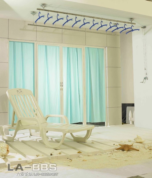 不锈钢升降衣架:每套二杆,每杆2.4米,配12个衣架,可随意升降,任何高度都可锁定,豪华大方,能增强晾台美观.