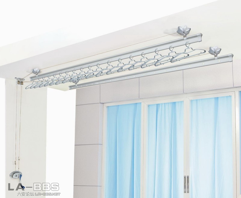 全铝升降衣架:每套二杆,每杆2.4米,配12个衣架,可随意升降,任何高度都可锁定,豪华大方,能增强晾台美观.