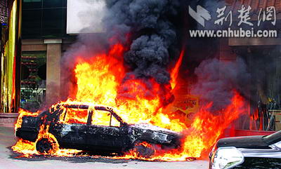 数分钟内，该车就烧成大火球，并引发爆炸.jpg