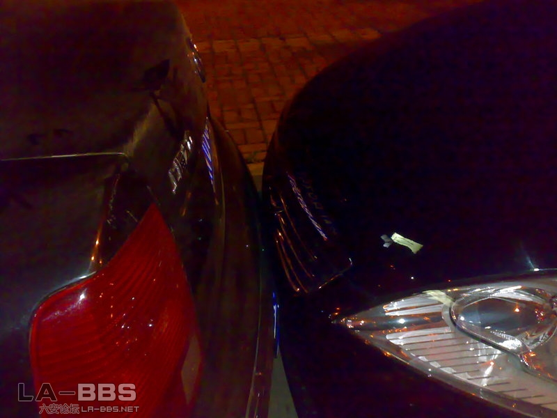 车头抵车尾不留一丝空间