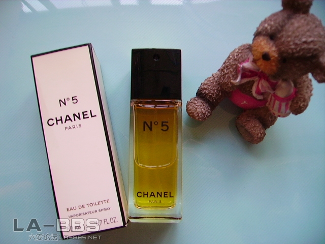 这个也是超级有名的香奈儿5号，我买的是老版的，珍藏了。现在已经没有了。