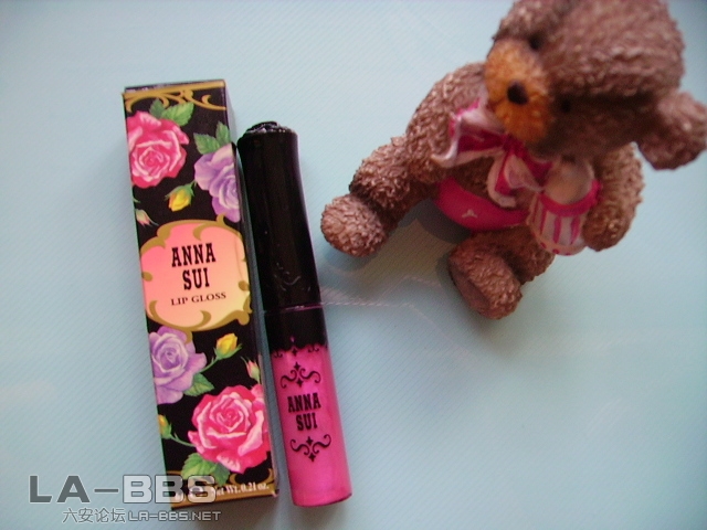 这个不用说啦，公主派的安娜苏唇彩，玫瑰香，超赞。